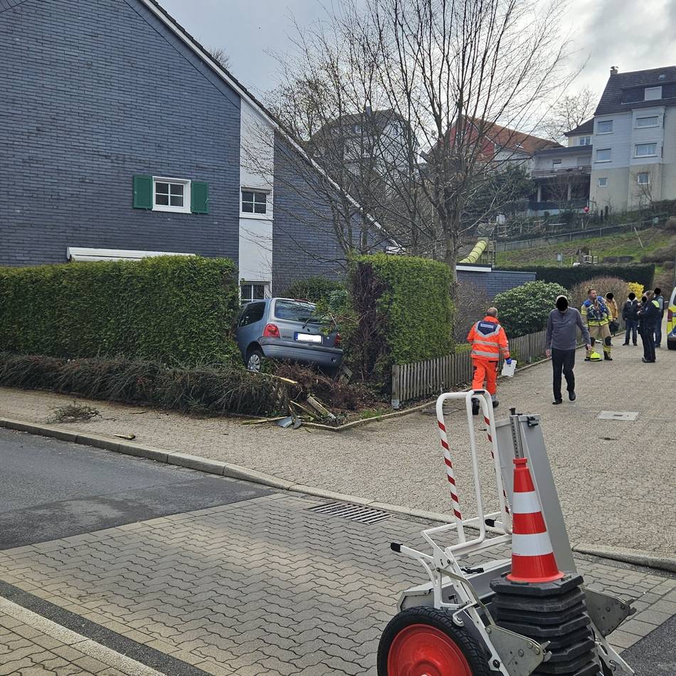 Feuerwehr Hückeswagen: Autofahrerin landet durch eine Hecke im Garten