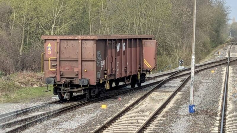 Auf den Niag-Gleisen am Orsoyer Bahnhof: Jugendliche sollen Güter-Waggons abgekoppelt haben