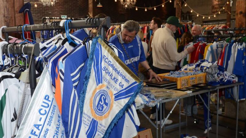 Veranstaltung im Gare du Neuss: Vintage-Trikot-Börse lockt Fußball-Nostalgiker nach Neuss