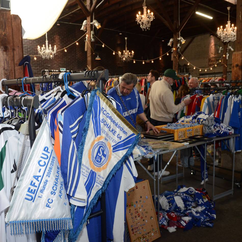 Veranstaltung im Gare du Neuss: Vintage-Trikot-Börse lockt Fußball-Nostalgiker nach Neuss