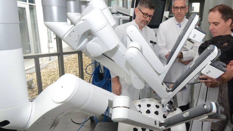Tag der Robotik: Wenn Roboter operieren – Neusser Lukaskrankenhaus öffnete seine Türen