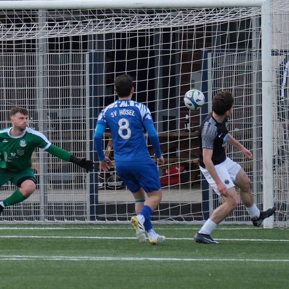 So liefen die Sonntagsspiele: Kaiser rettet der U23 ein 1:1, Hösel holt historische Pleite