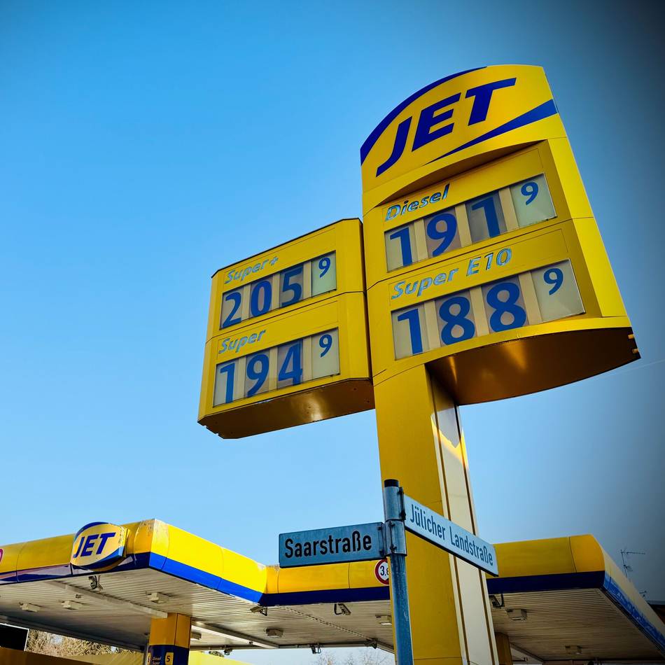 Preisschock an Neusser Tankstellen: „Wo soll das alles noch hinführen?“