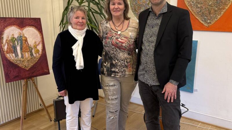 Stadtbibliothek Hückeswagen: Zwei „Künstlerinnen der Herzen“ stellen aus