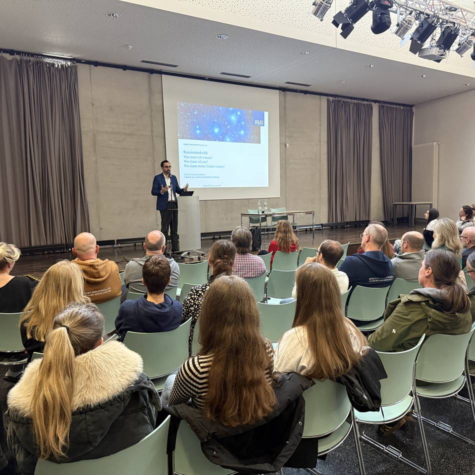 Vortrag am Berufskolleg Wipperfürth: Wie Rassismus verlernt werden kann