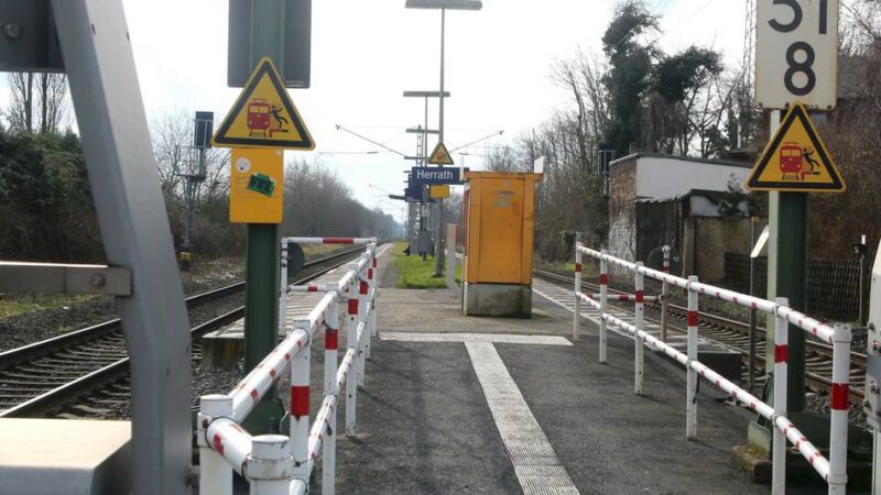 Am Bahnhof Mönchengladbach-Herrath: Fahndung mit Hund und Helikopter nach mutmaßlichem Fahrscheinautomatenknacker