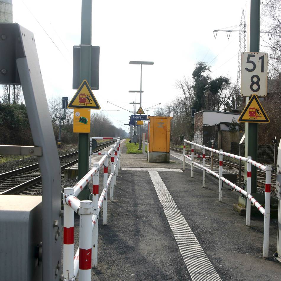 Am Bahnhof Mönchengladbach-Herrath: Fahndung mit Hund und Helikopter nach mutmaßlichem Fahrscheinautomatenknacker