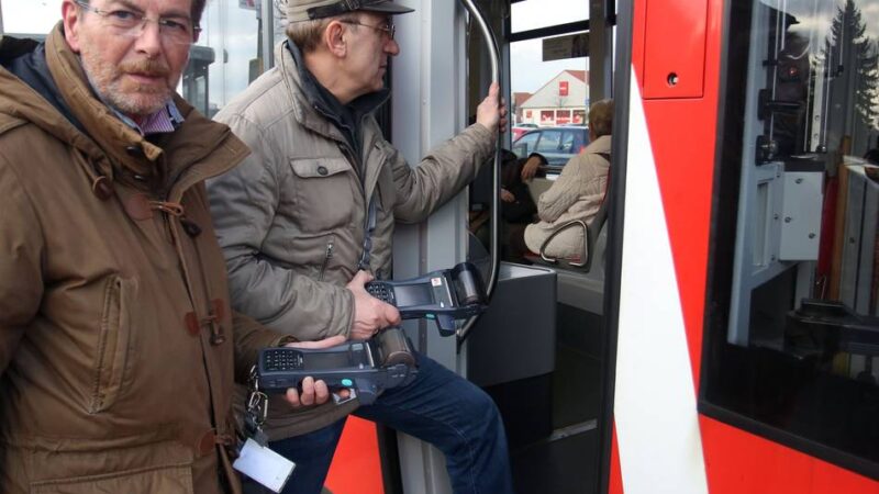 Verkehrsunternehmen warnen: Neue Masche in Krefeld – so nehmen Betrüger Schwarzfahrer in Visier