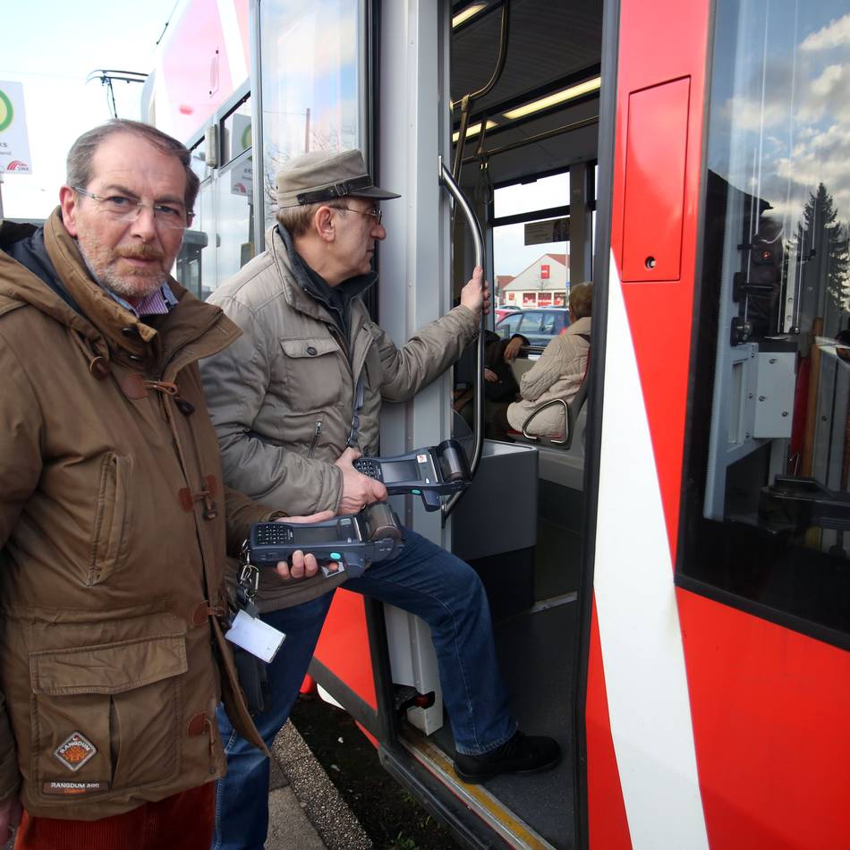 Verkehrsunternehmen warnen: Neue Masche in Krefeld – so nehmen Betrüger Schwarzfahrer in Visier
