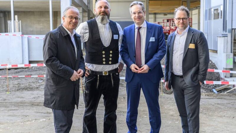 Richtfest im Unternehmer-Park Neuss: „Haus der Geschichte“ bekommt ein Standbein in Neuss