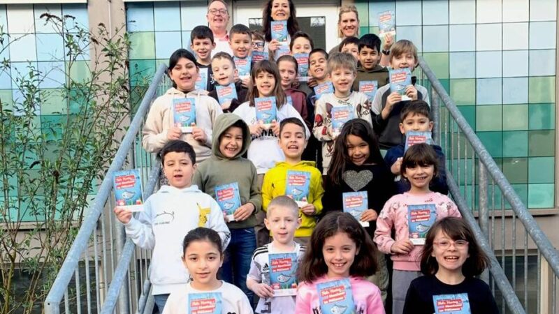 Leseförderung in Niederberg: Rotarier verschenken Bücher an Schulkinder