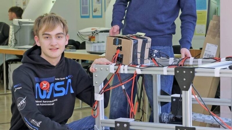 Neusser bei „Jugend forscht“: Schüler entwickeln KI-Roboter gegen Umweltverschmutzung