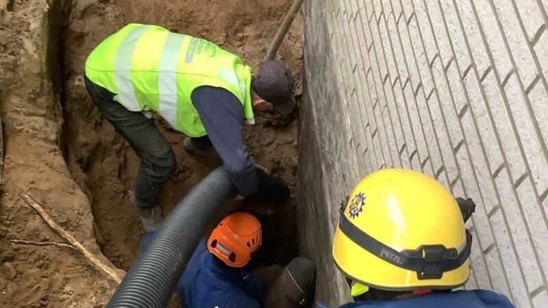 Feuerwehr in Emmerich berichtet: Mann in Baustelle verschüttet – so gelang die Rettung