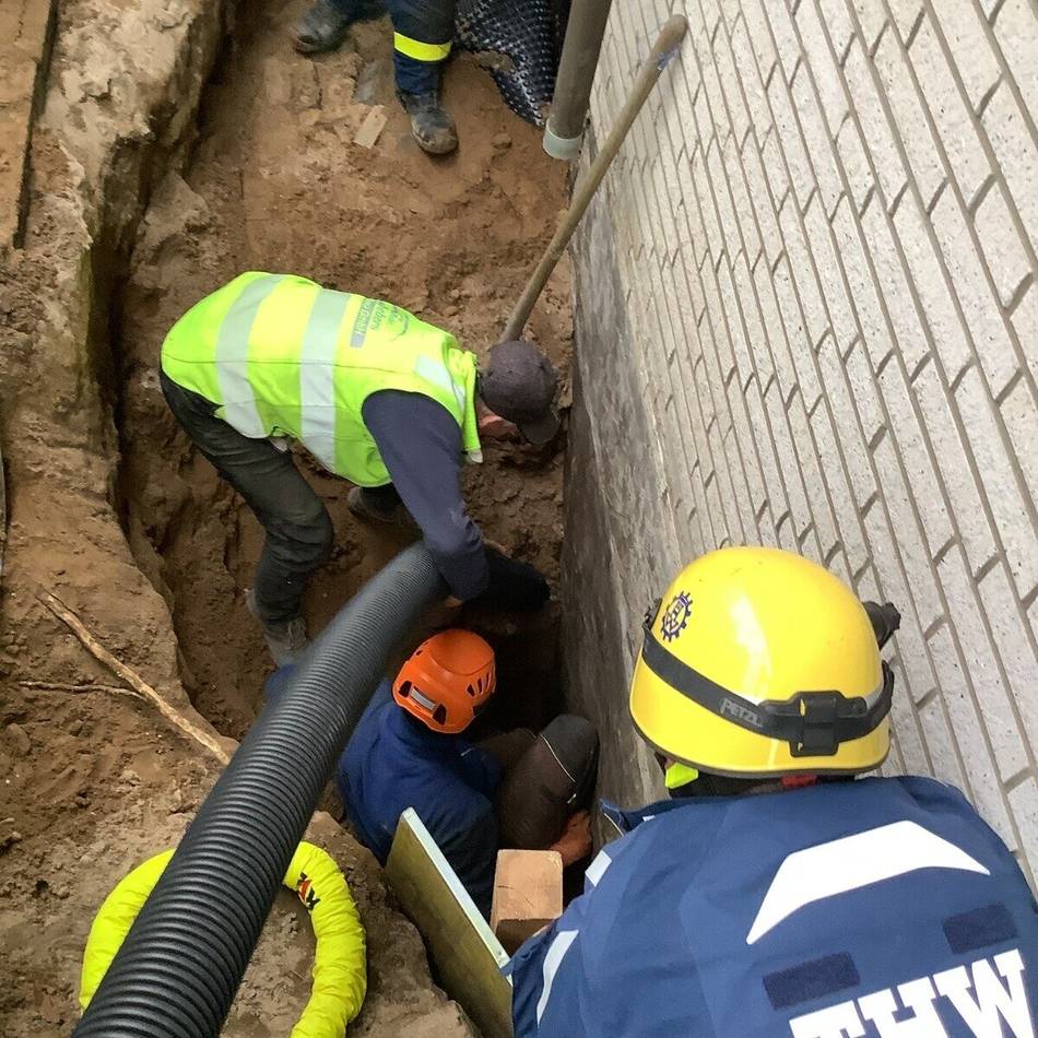 Feuerwehr in Emmerich berichtet: Mann in Baustelle verschüttet – so gelang die Rettung
