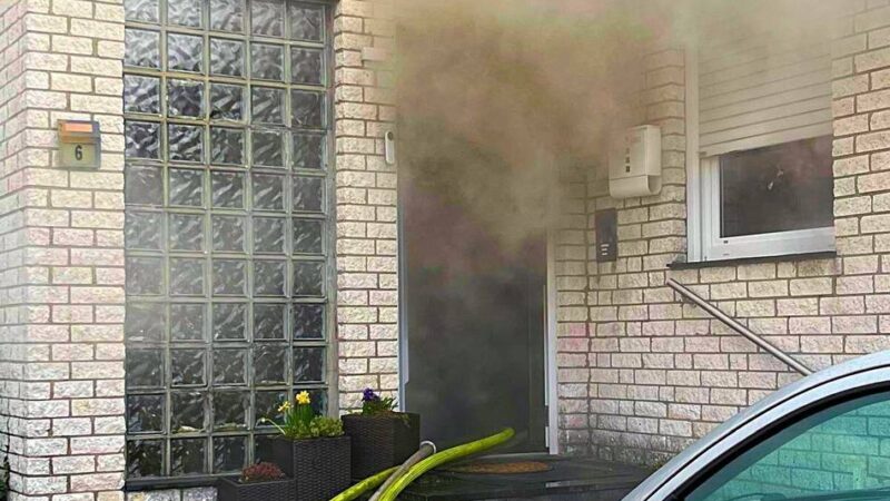 Einsatz am Sonntagnachmittag: Kaarster Feuerwehr löscht Kellerbrand in Holzbüttgen