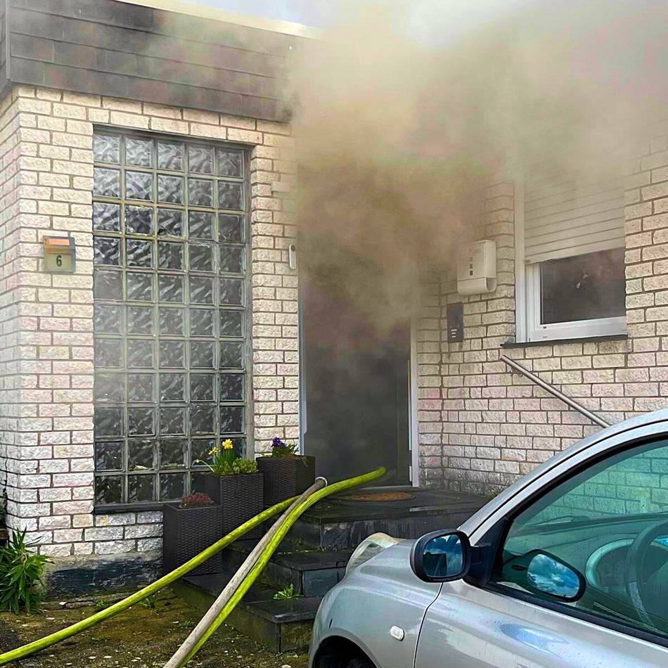 Einsatz am Sonntagnachmittag: Kaarster Feuerwehr löscht Kellerbrand in Holzbüttgen