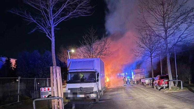 Einsatz der Freiwilligen Feuerwehr: Drei Kleinlaster brennen in Rheinberg