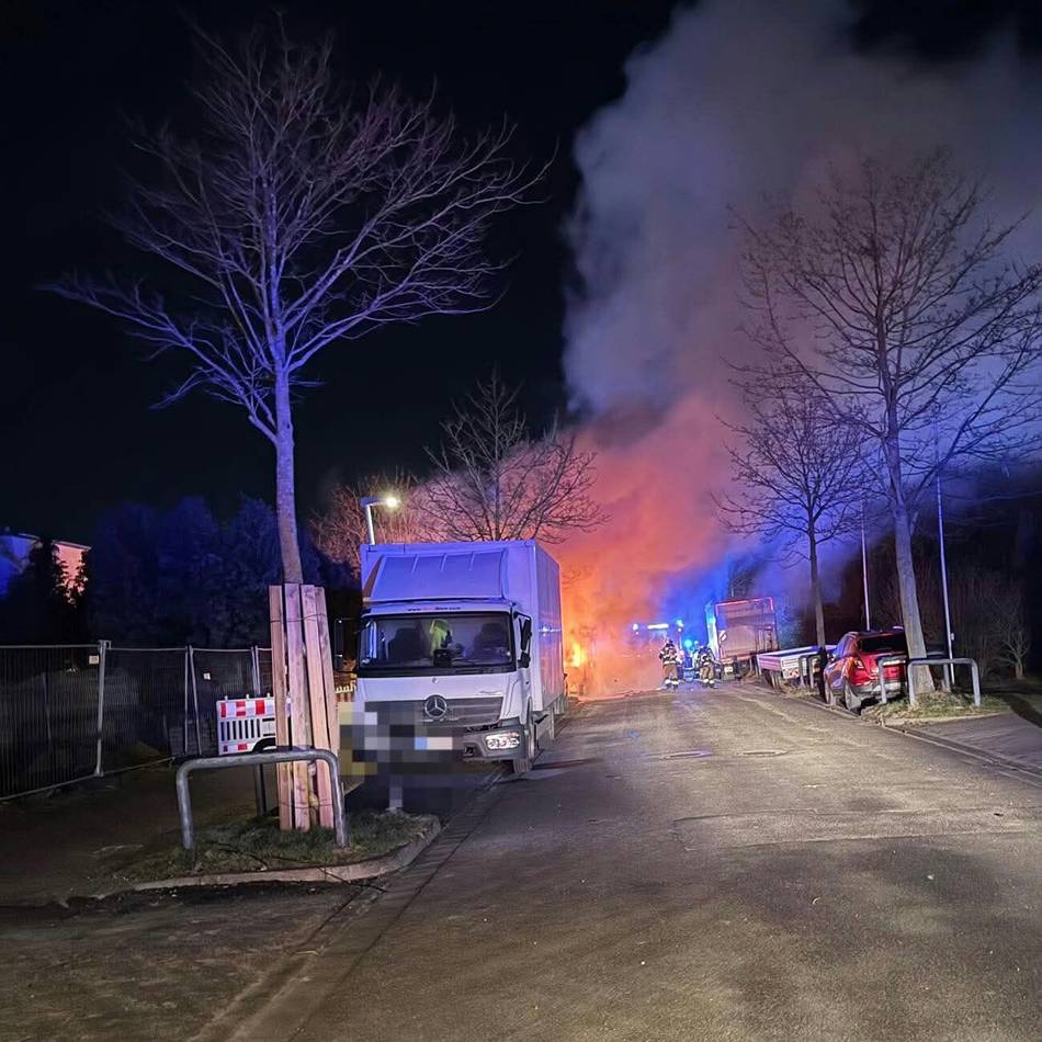 Einsatz der Freiwilligen Feuerwehr: Drei Kleinlaster brennen in Rheinberg