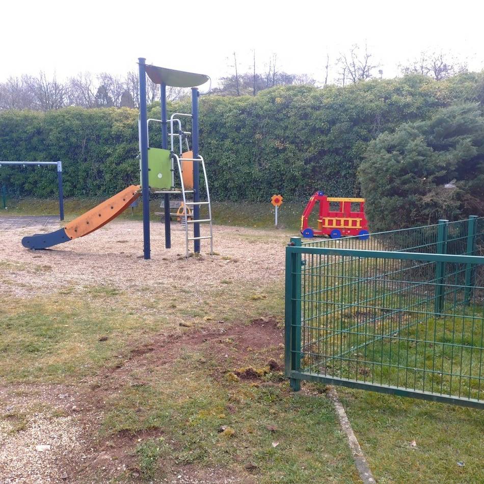 Stadtverwaltung Hückeswagen sucht Zeugen: Unbekannte Vandalen auf Spielplatz Am Schwarzen Weg