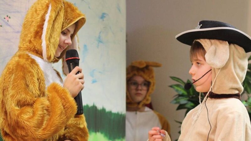 Bühne im Pfarrsaal: 20 Kinder präsentieren ein echtes Hasen-Abenteuer
