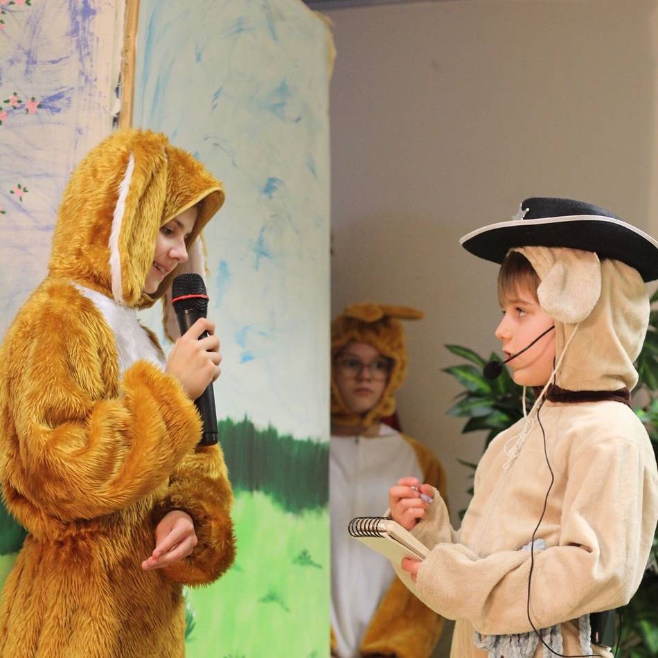 Bühne im Pfarrsaal: 20 Kinder präsentieren ein echtes Hasen-Abenteuer