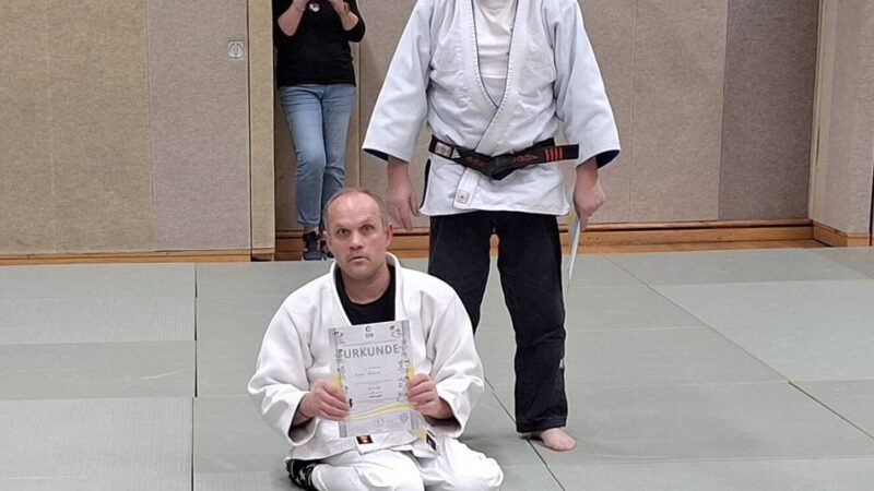 Judoclub in Hückeswagen: Judoka im Rollstuhl erreicht die nächste Gürtelstufe