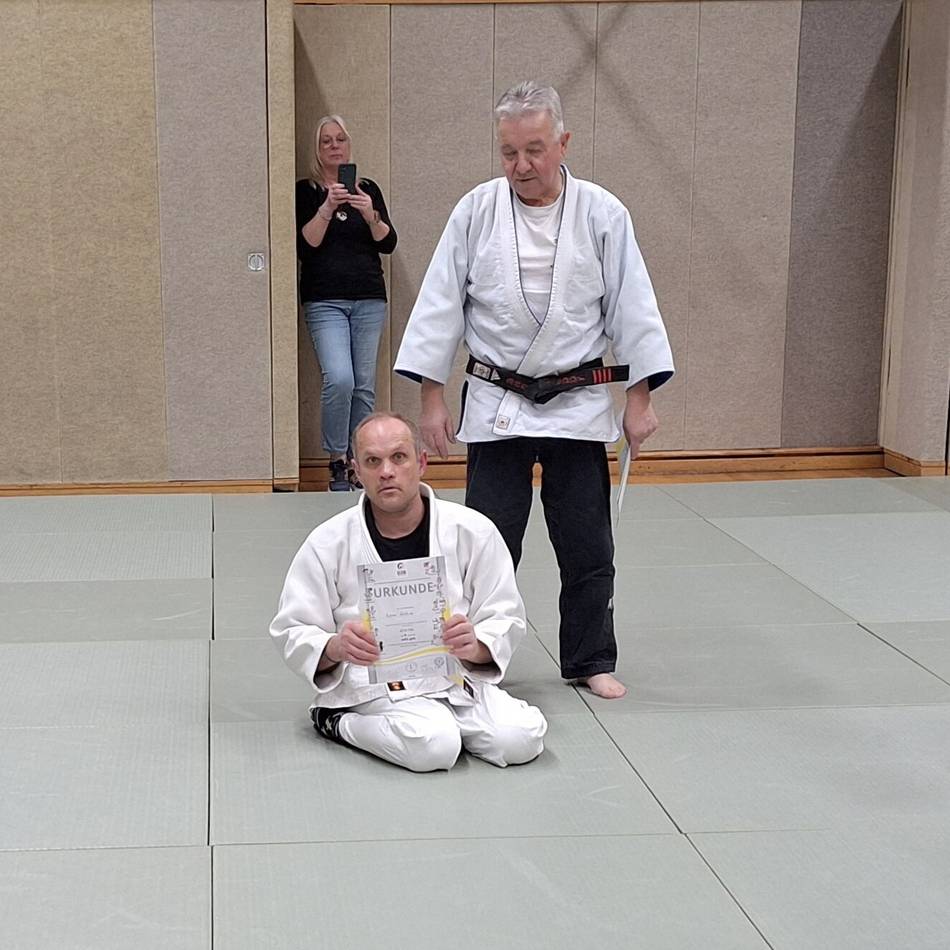 Judoclub in Hückeswagen: Judoka im Rollstuhl erreicht die nächste Gürtelstufe