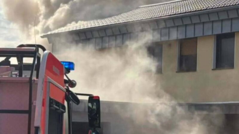 Rauchwolke in Hilden weithin sichtbar: Brand in einem Zweifamilienhaus – Feuerwehrmann leicht verletzt