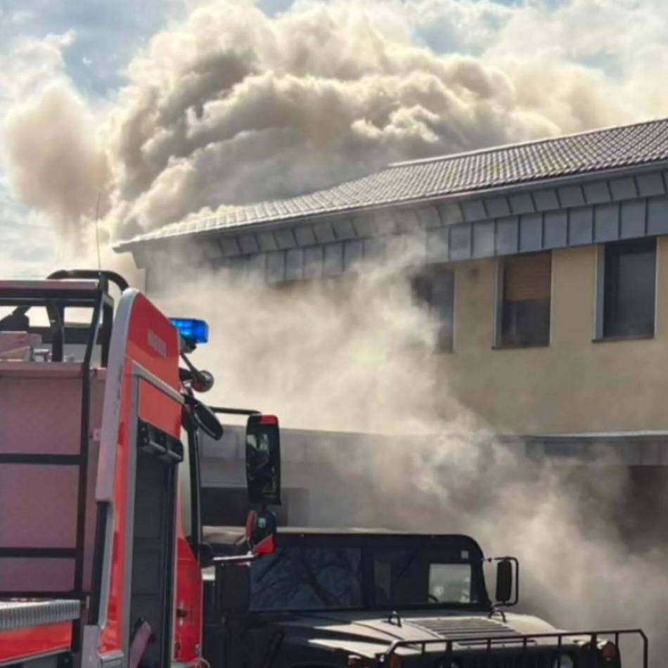 Rauchwolke in Hilden weithin sichtbar: Brand in einem Zweifamilienhaus – Feuerwehrmann leicht verletzt