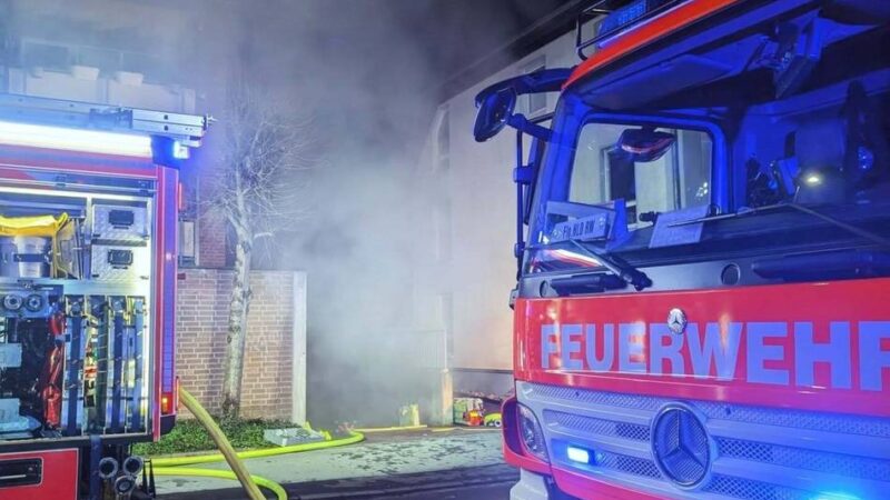 Großeinsatz bis zum frühen Morgen in Hilden: Sieben Autos brennen in Tiefgarage aus – 55 Feuerwehrleute im Einsatz