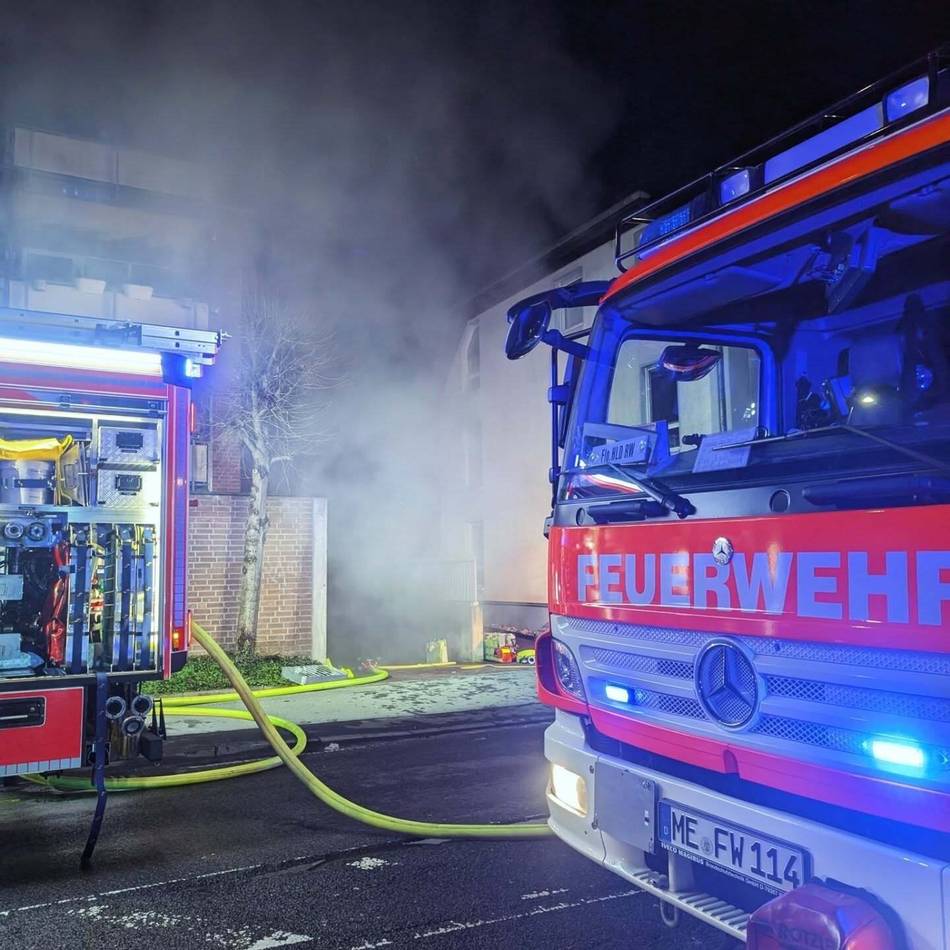 Großeinsatz bis zum frühen Morgen in Hilden: Sieben Autos brennen in Tiefgarage aus – 55 Feuerwehrleute im Einsatz