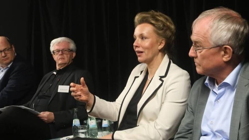 Besuch im Jungen Theater Leverkusen: „Tragende Säule“ – Ministerin Brandes lobt freie Kulturzene