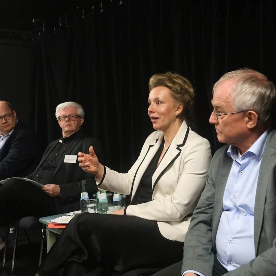 Besuch im Jungen Theater Leverkusen: „Tragende Säule“ – Ministerin Brandes lobt freie Kulturzene