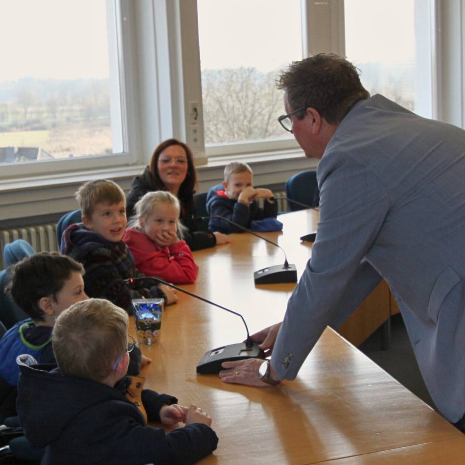 Kita St. Cyriakus: Kindergartenkinder besuchen Rathaus in Weeze