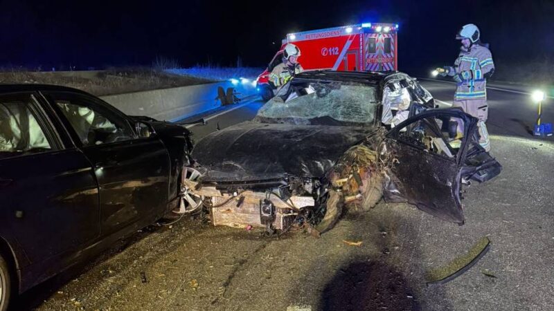 Schwerer Verkehrsunfall auf der A1 bei Wermelskirchen: Fahrzeug überschlägt sich mehrfach eine Böschung hinab