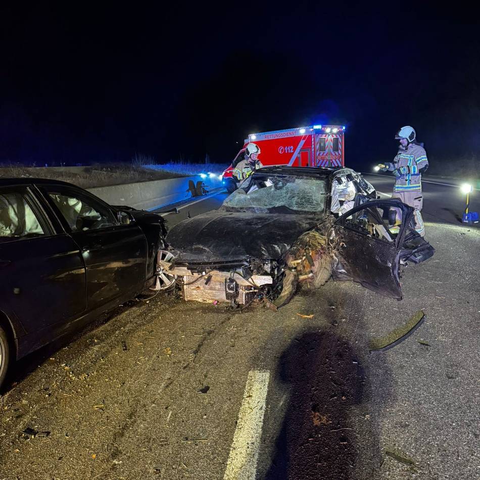 Schwerer Verkehrsunfall auf der A1 bei Wermelskirchen: Fahrzeug überschlägt sich mehrfach eine Böschung hinab