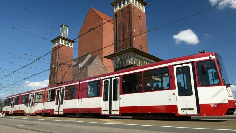 Eine Person verletzt: Auto stößt in der Duisburger City mit Straßenbahn zusammen
