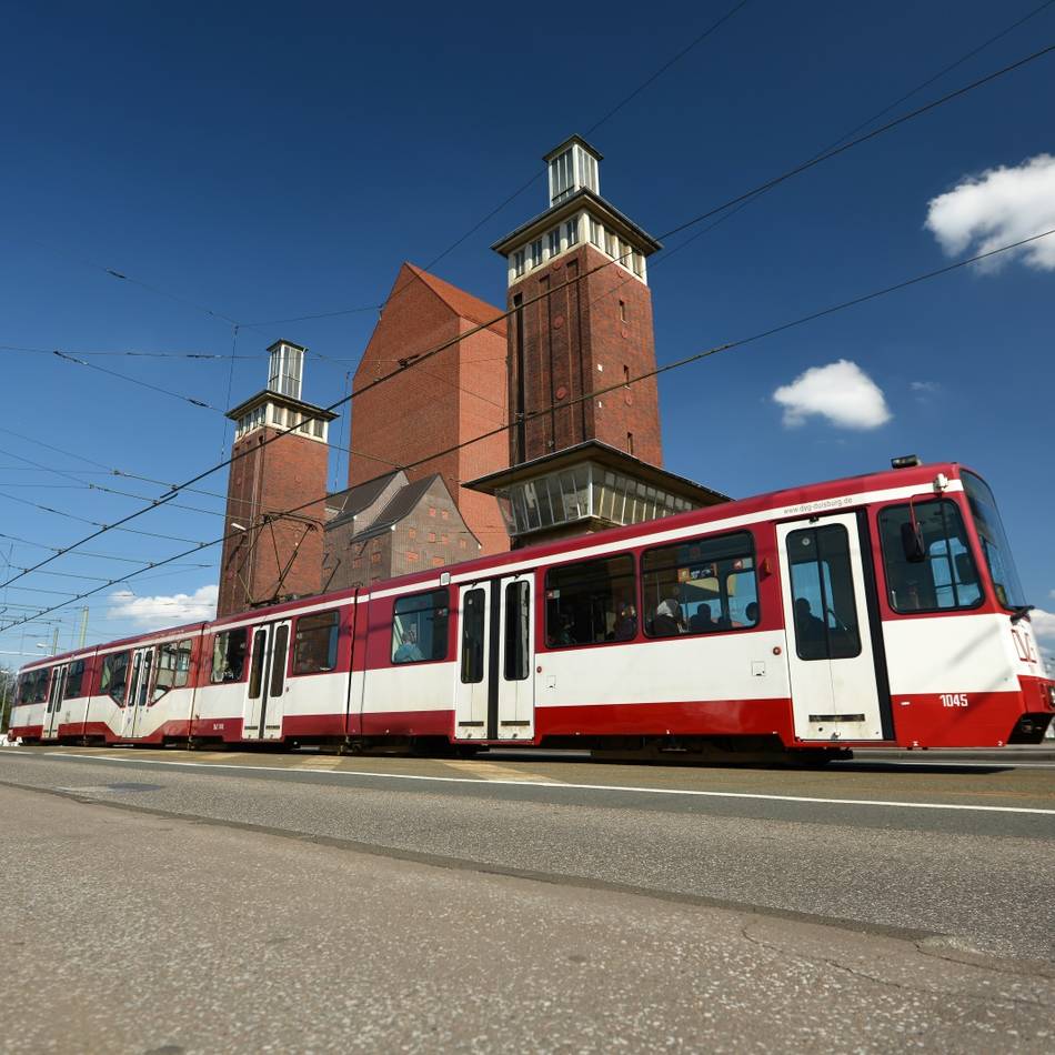 Eine Person verletzt: Auto stößt in der Duisburger City mit Straßenbahn zusammen