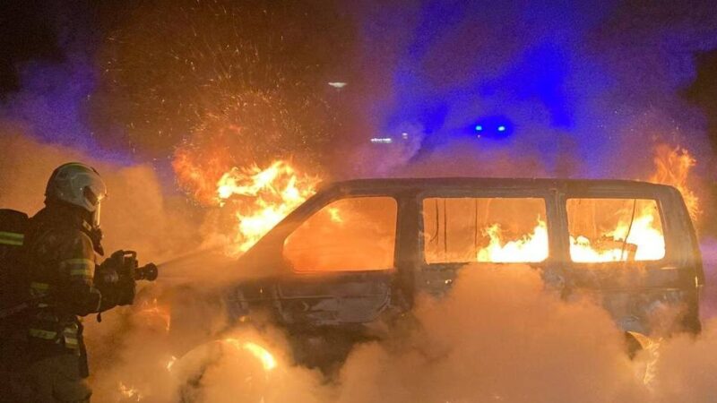 Zwei Brände in Mettmann: Gasflasche und Pkws in Flammen – ein Verletzter