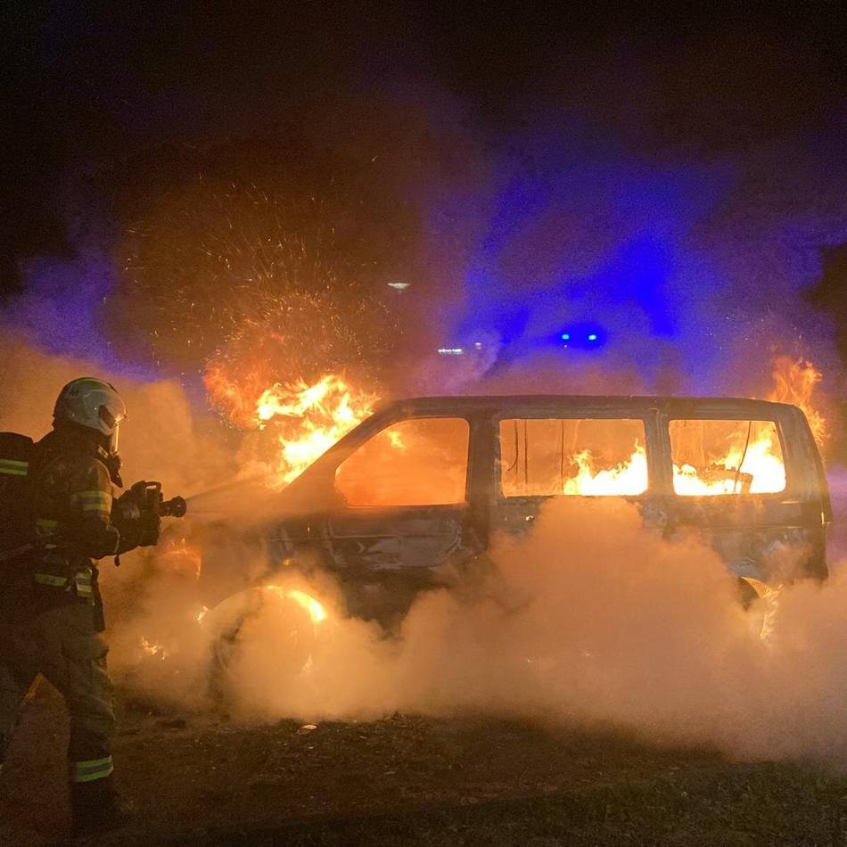 Zwei Brände in Mettmann: Gasflasche und Pkws in Flammen – ein Verletzter