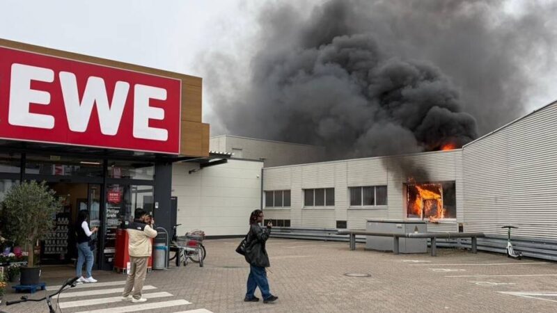 Rauchsäule über Düsseldorf: Brand zerstört Halle einer Autowerkstatt in Flingern-Süd