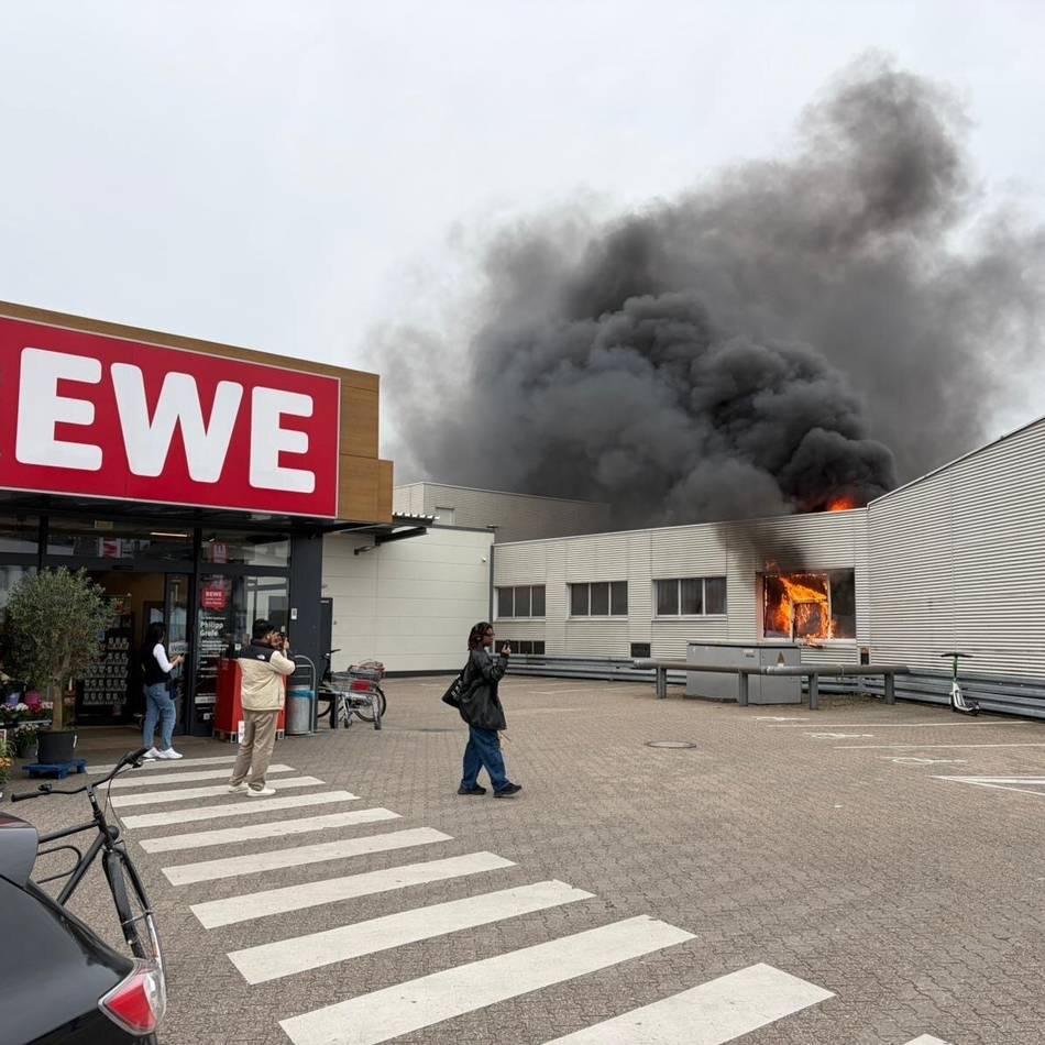 Rauchsäule über Düsseldorf: Brand zerstört Halle einer Autowerkstatt in Flingern-Süd