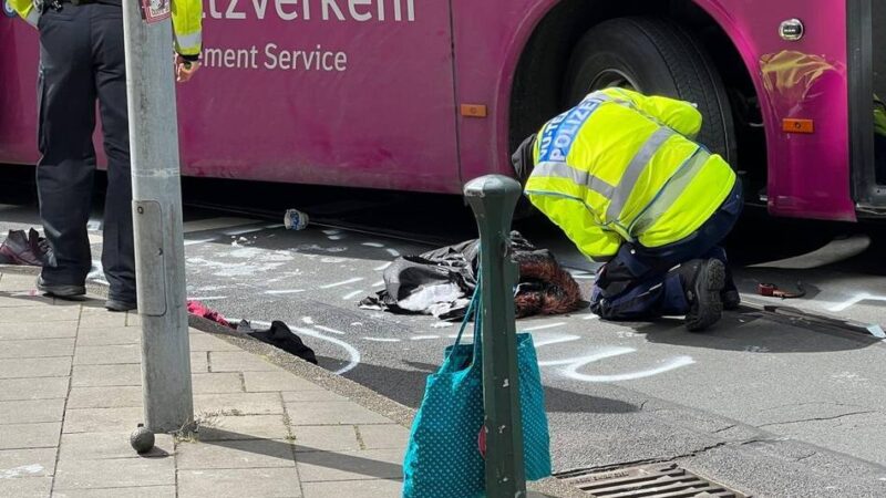 Unfall am Düsseldorfer Hauptbahnhof: Frau von Bus erfasst und lebensgefährlich verletzt
