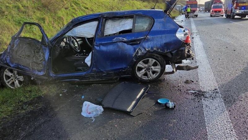 Unfall auf der A46 bei Jüchen: Fahrer verliert Kontrolle über BMW und überschlägt sich