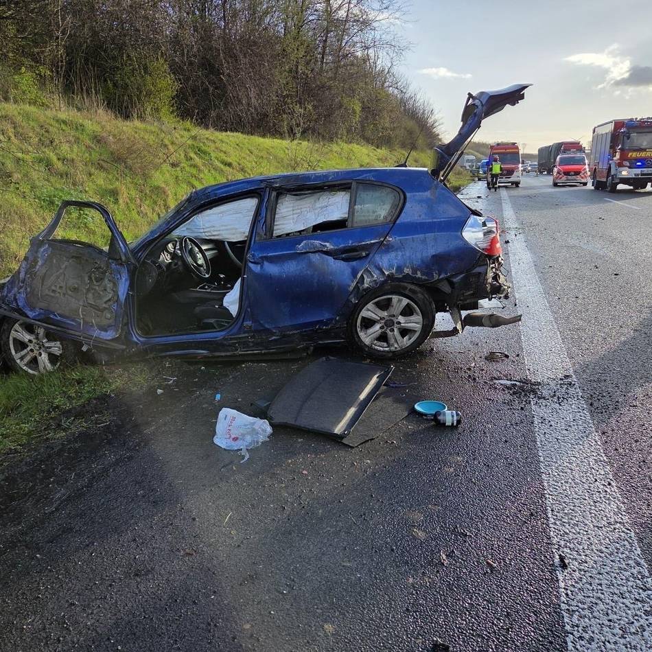 Unfall auf der A46 bei Jüchen: Fahrer verliert Kontrolle über BMW und überschlägt sich
