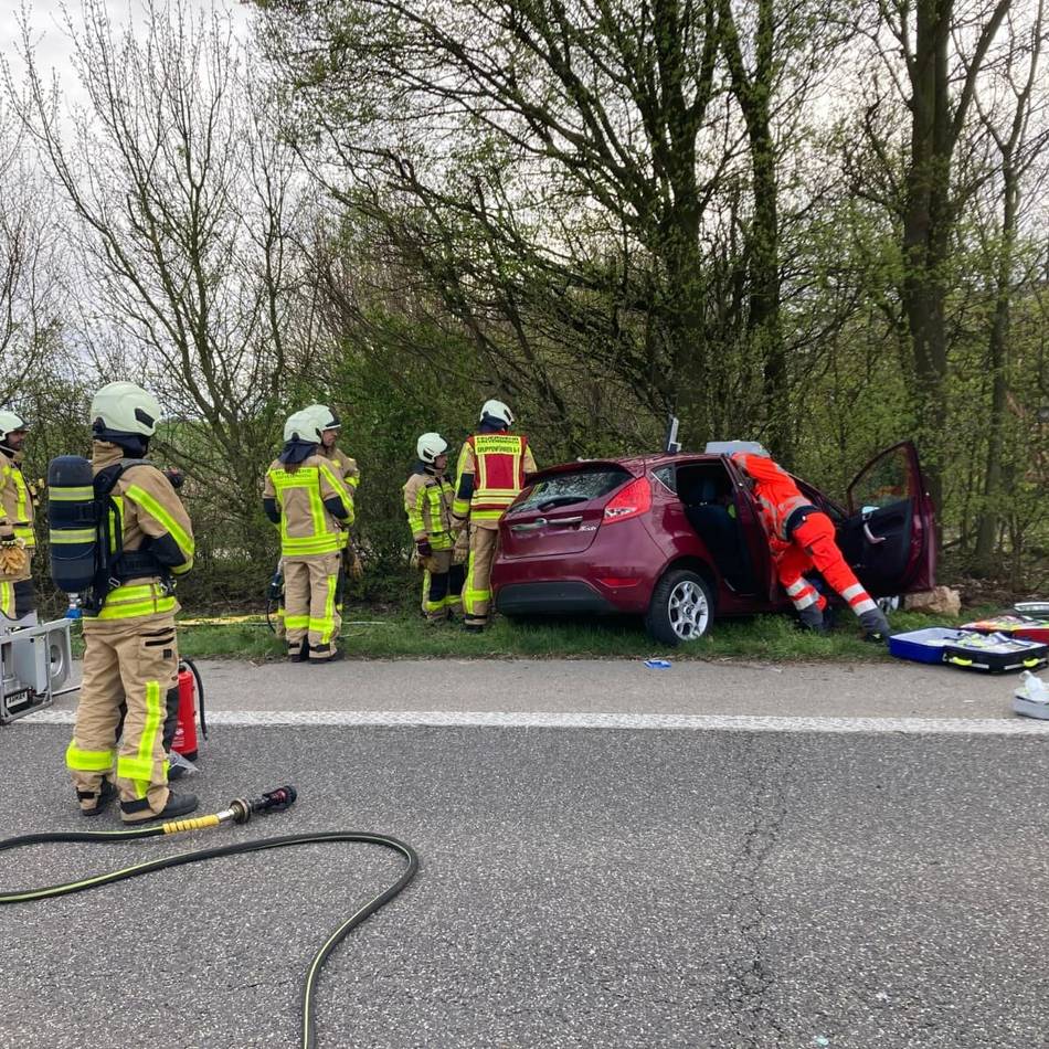 Schwerer Unfall bei Hemmerden: Frontal-Zusammenstoß bei Überholmanöver fordert zwei Verletzte