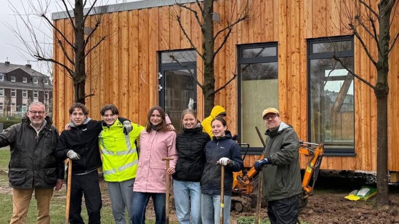Pflanzaktion der Neusser Schützen: Rot-weißes Rosenbeet für das Schützenhaus