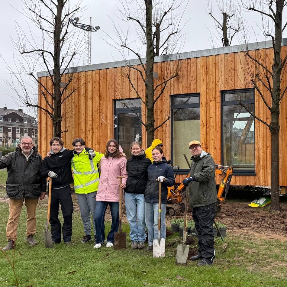 Pflanzaktion der Neusser Schützen: Rot-weißes Rosenbeet für das Schützenhaus