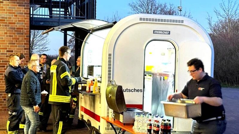 Kontrollierte Sprengung einer Weltkriegsbombe: Beim Bombeneinsatz in Budberg arbeiteten Einsatzkräfte Hand in Hand