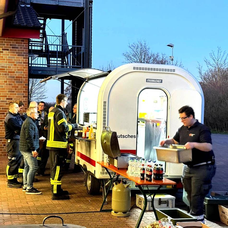 Kontrollierte Sprengung einer Weltkriegsbombe: Beim Bombeneinsatz in Budberg arbeiteten Einsatzkräfte Hand in Hand